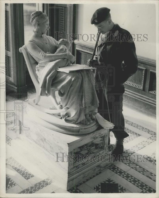 1954 Press Photo Cadet Philip Jones looks at a sculpture of mother & chld - Historic Images