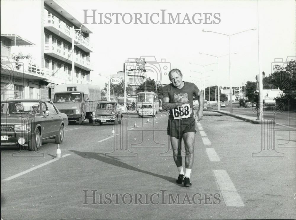 Press Photo Number 688 running in a Marathon - Historic Images