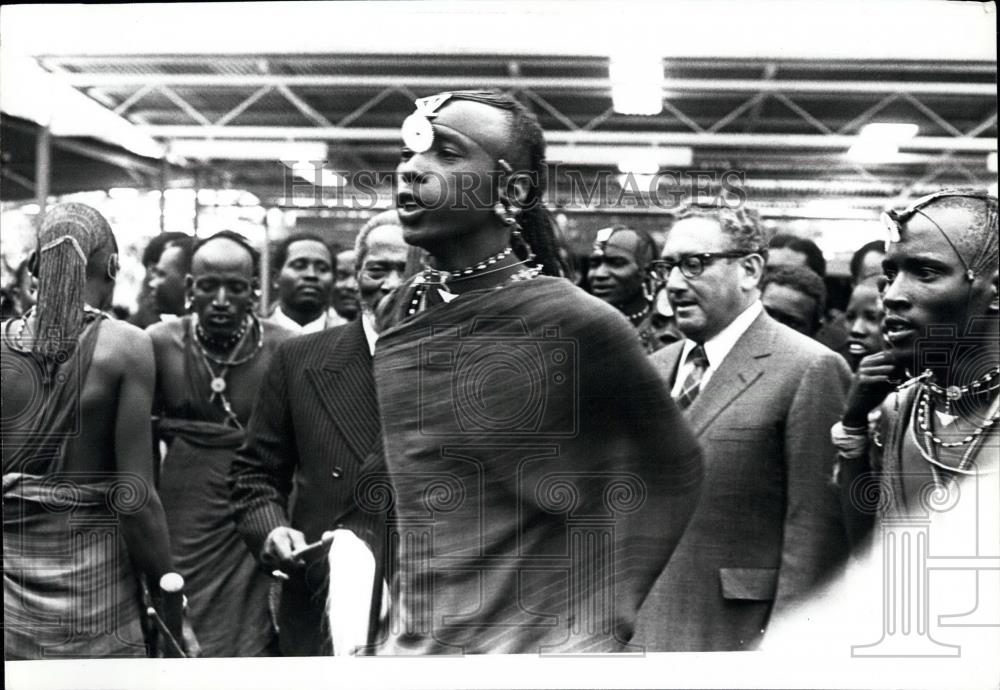 Press Photo Leaping Masai Moran Performing For Kissinger President Kenyatta - Historic Images