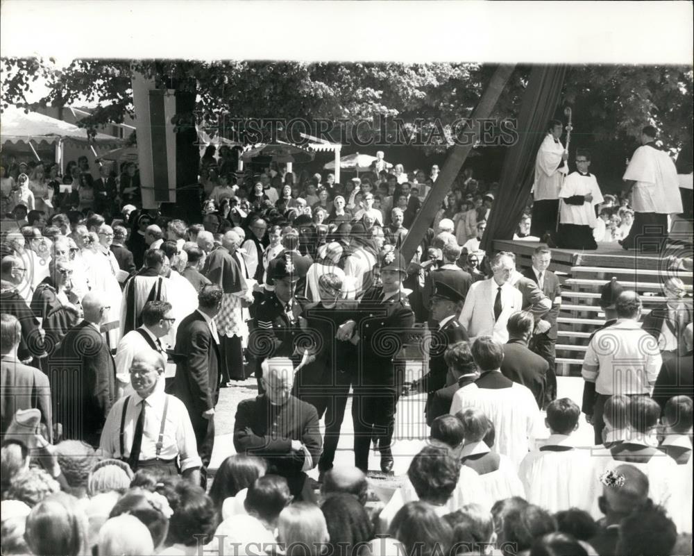 1970 Press Photo Roman Catholic Mass At Canterbury Cathedral 1st in 400 Years - Historic Images