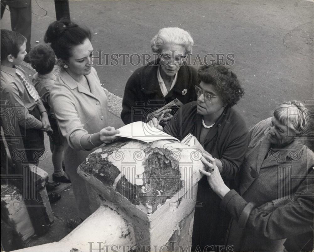 1966 Press Photo Mrs. V. O'Connell outside British courthouse - Historic Images