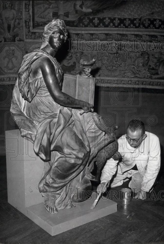 Press Photo &quot;The Vigilance&quot; by a XVII century sculptor Martin Desjardins. - Historic Images