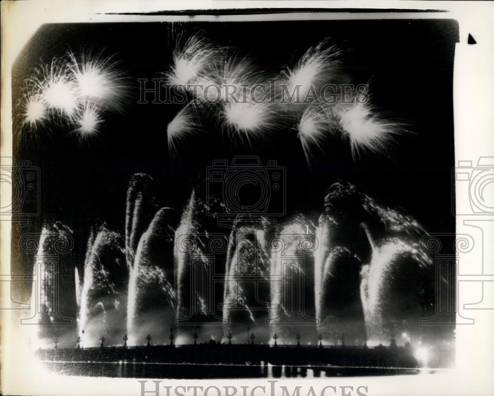 1957 Press Photo display of fireworks on Alexandre III Bridge in Paris - Historic Images