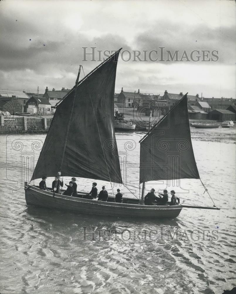 Press Photo Boating on the river - Historic Images