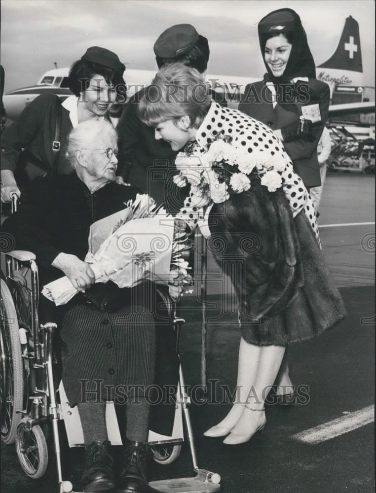 1966 Press Photo Petula Clark Congratulates 103-Year-Old Woman - Historic Images