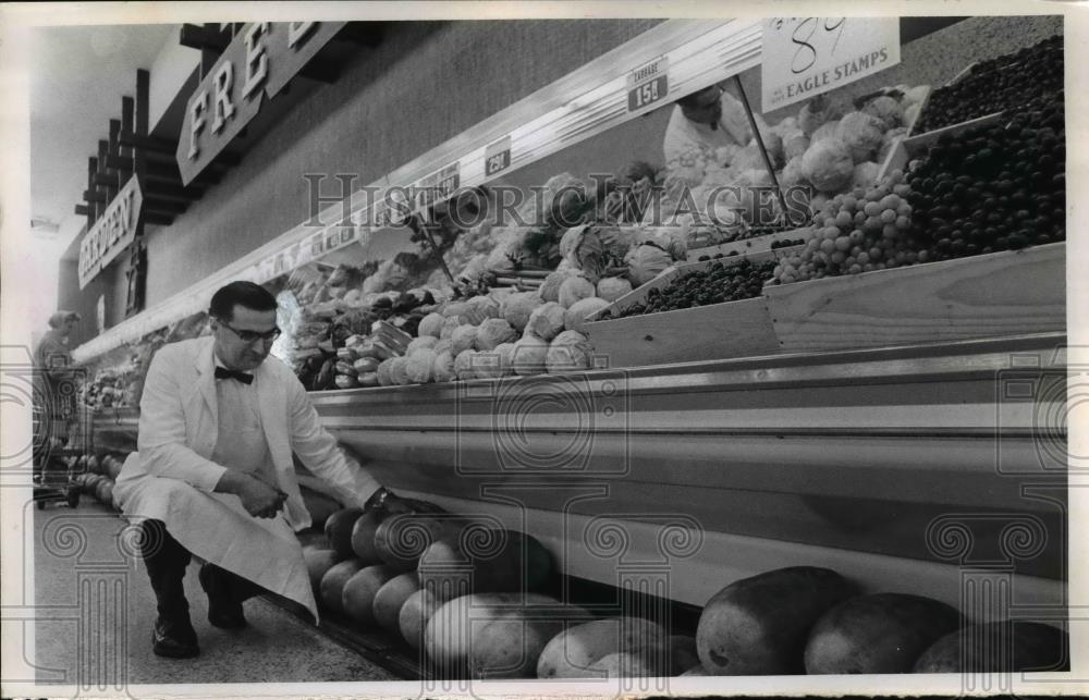 1968 Press Photo Ernie Kovach, Produce Manager of Pick-n-Pay - Historic Images