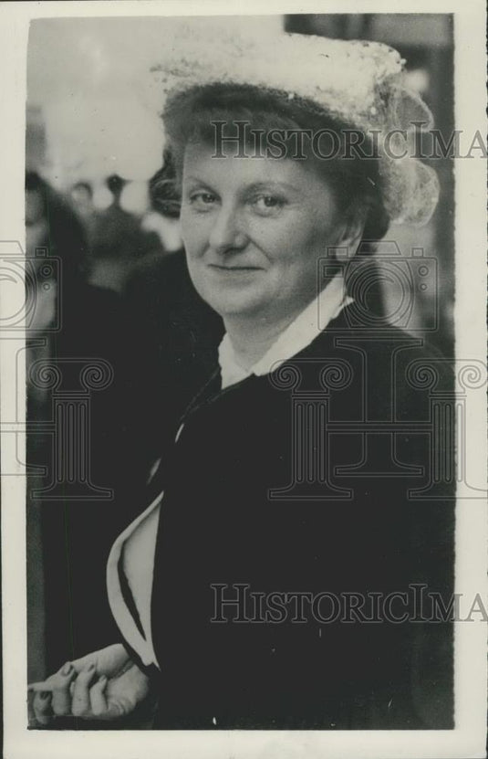 1955 Press Photo MP's press British Gov't. To Take Treason Proceedings - Historic Images