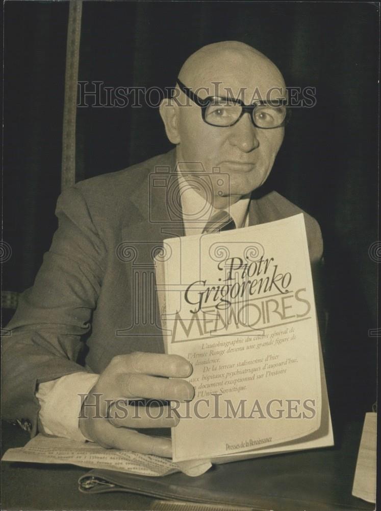 1980 Press Photo Piotr Grigorenko Presents New Book in Paris - Historic Images