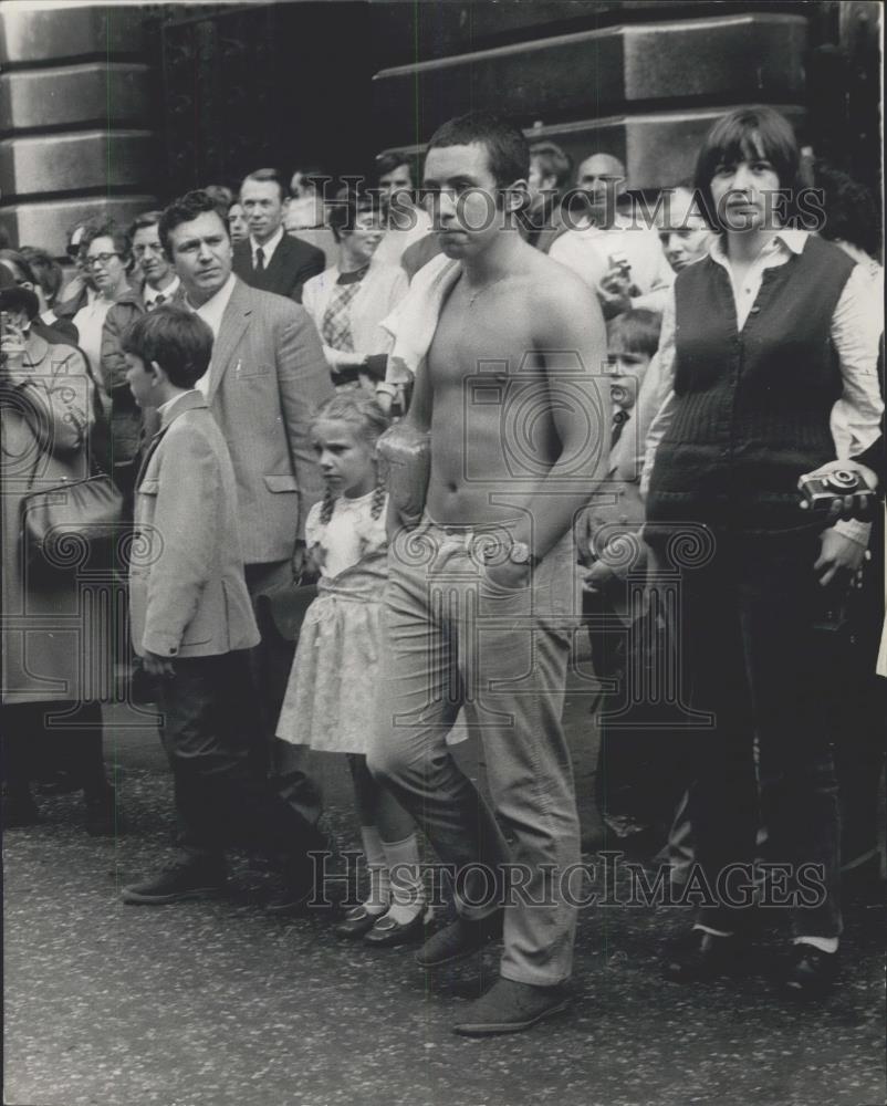 1970 Press Photo A shirtless onlooker waiting to see the Prime Minister - Historic Images