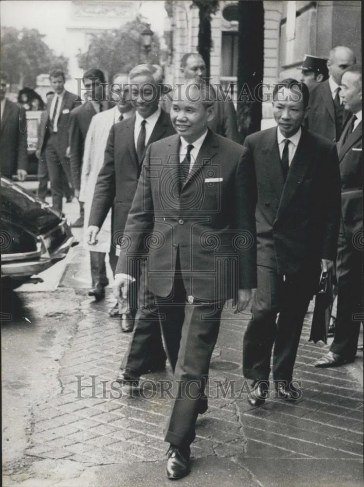 1968 Press Photo Xuan Thuy Leaves Vietnam Peace Negotiations - Historic Images