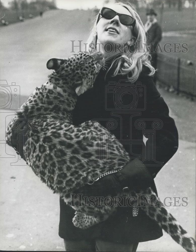 Press Photo Angela McWilliams and her pet leopard - Historic Images