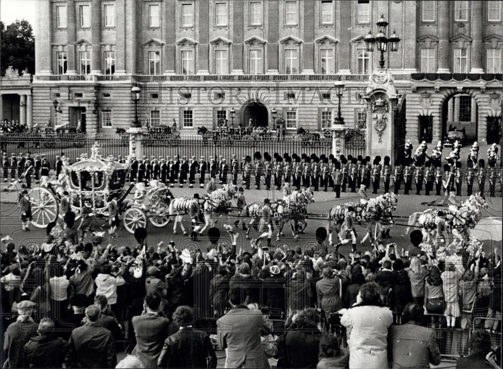 1977 Press Photo Queen&#39;s Royal Drive to Celebrate her Silver Jubilee - Historic Images