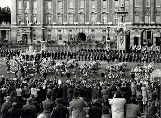 1977 Press Photo Queen's Royal Drive to Celebrate her Silver Jubilee - Historic Images