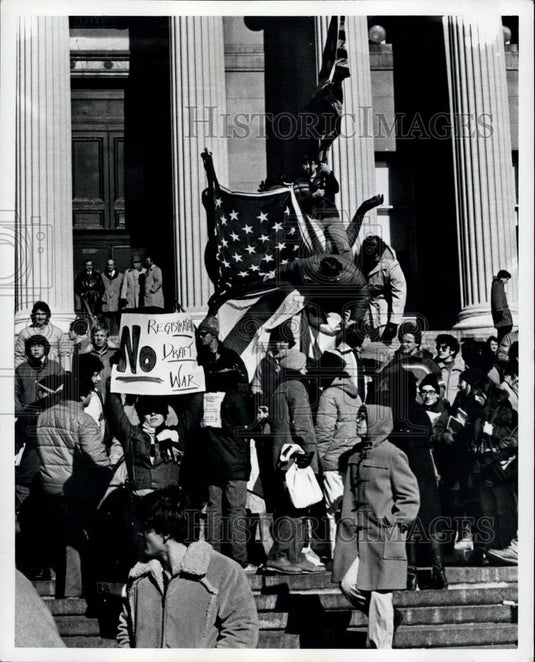 1980 Press Photo Columbia University,NY Pro & Anti draft protestors - Historic Images