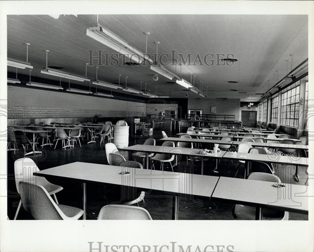 1976 Press Photo Empty Cafeteria at Ford plant, Mahwah, N.J.due to strike - Historic Images