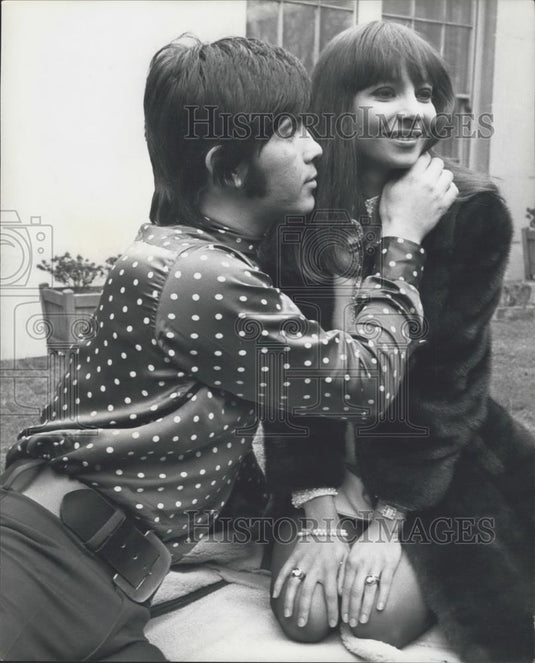 Press Photo Esther & Abi celebrate their - Historic Images