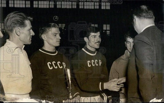 1955 Press Photo Frankfurt Gymnastics Arzarian and Chakhline Win "Sechskampf", - Historic Images