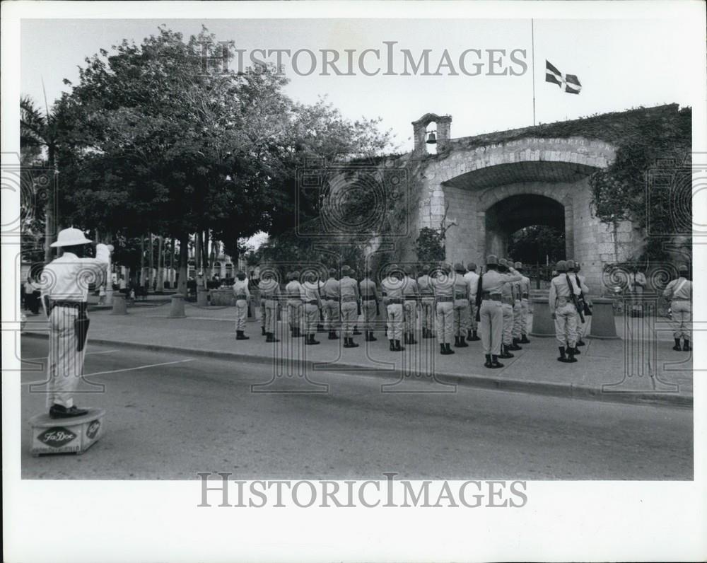 Press Photo Changing of the guard in front of the Unknown Soldier Memorial - Historic Images