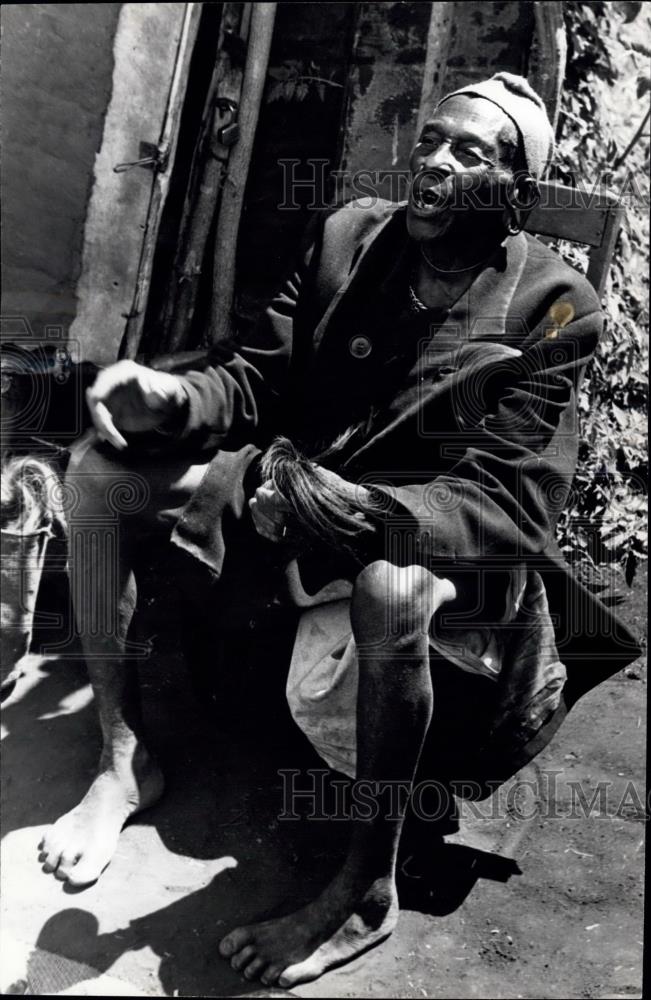 Press Photo Kenyan Man Sits In Chair In Hot Sun - Historic Images