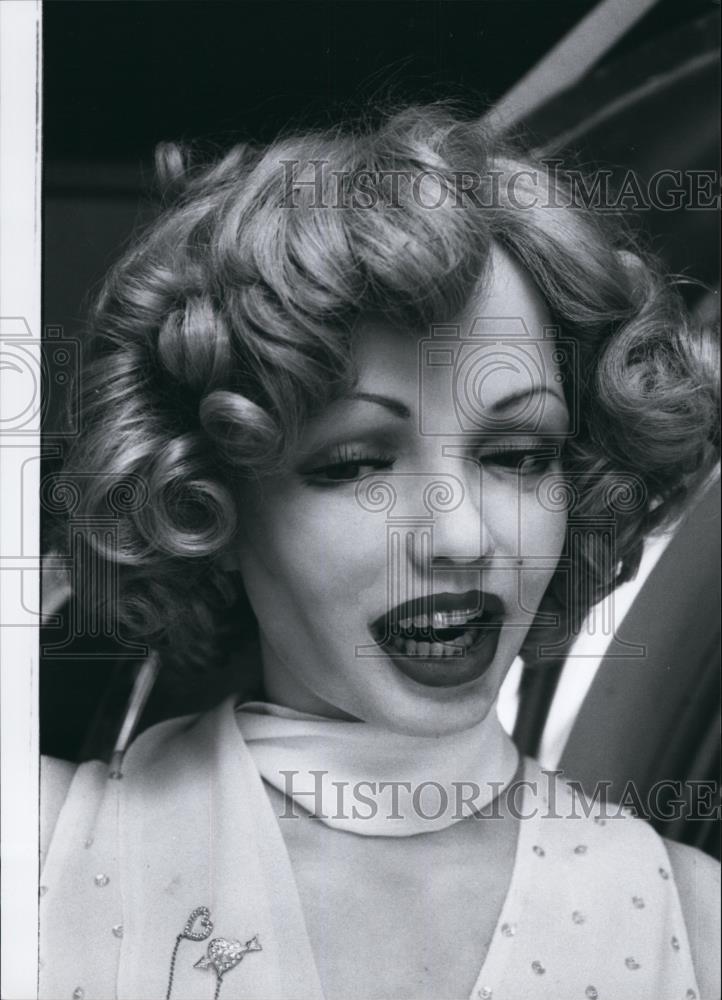 Press Photo Woman - Historic Images