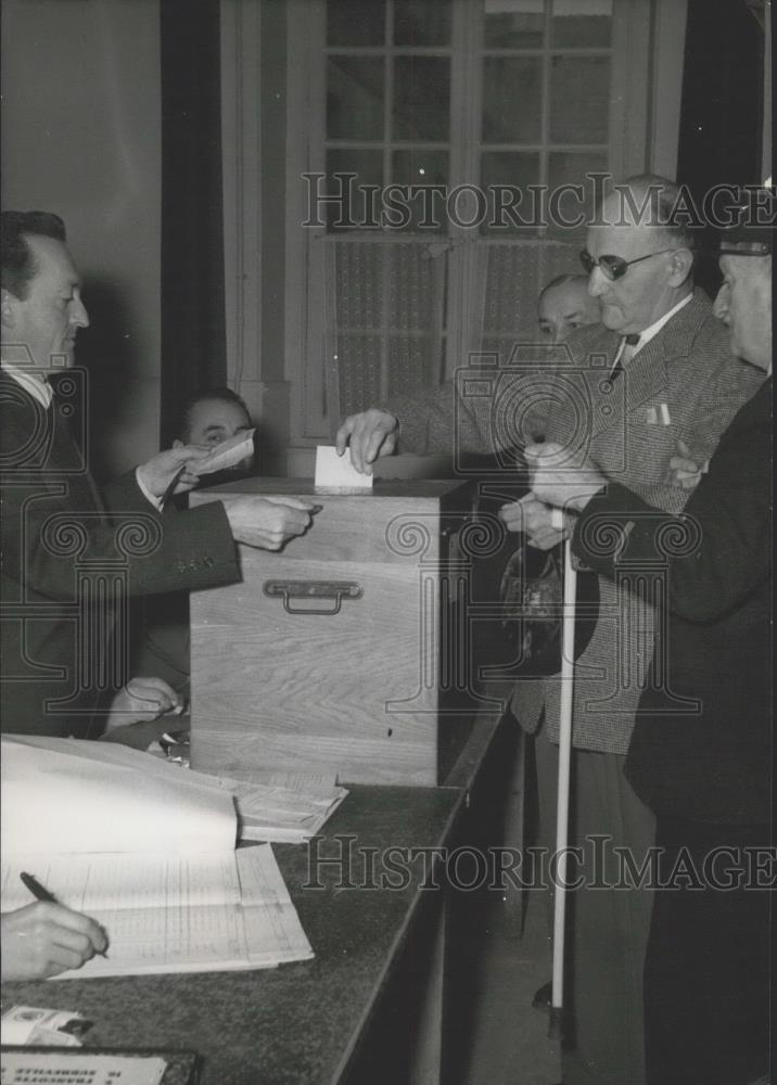 1956 Press Photo People at voting stations in France - Historic Images