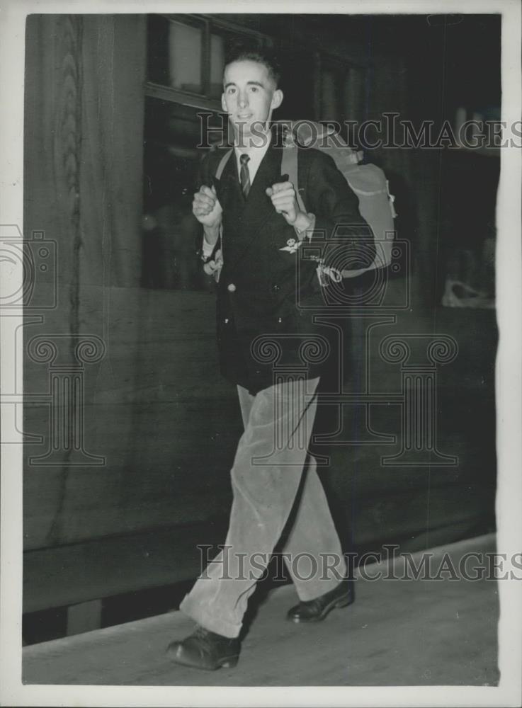 1953 Press Photo Gordon Pirie Leaves For Norway - Historic Images
