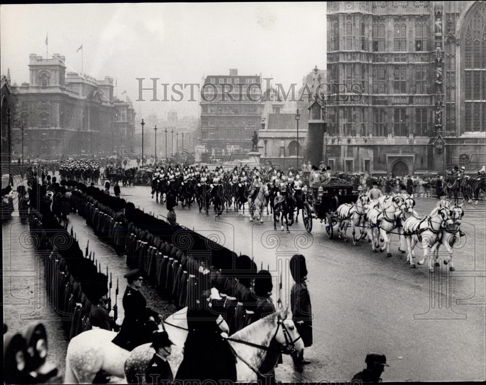 1965 Press Photo Queen Leaves Buckingham Palace To Opening Of Parliament - Historic Images