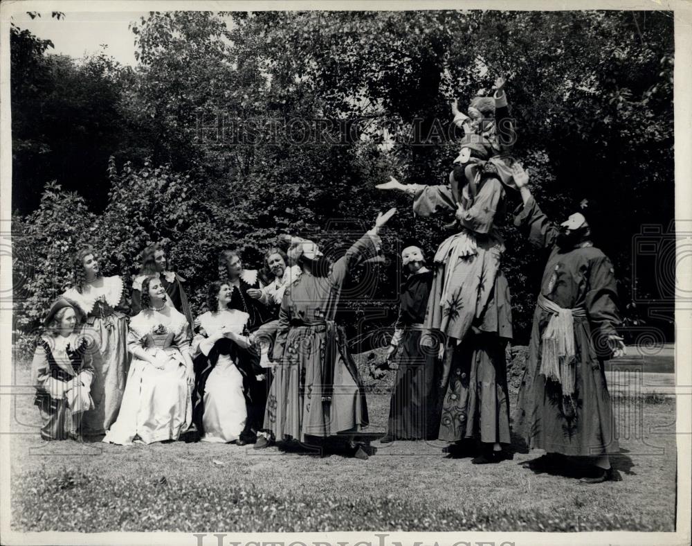 1953 Press Photo Rehearsals of &quot;Love Labour&#39;s Lost&quot; at Open Air Theater - Historic Images