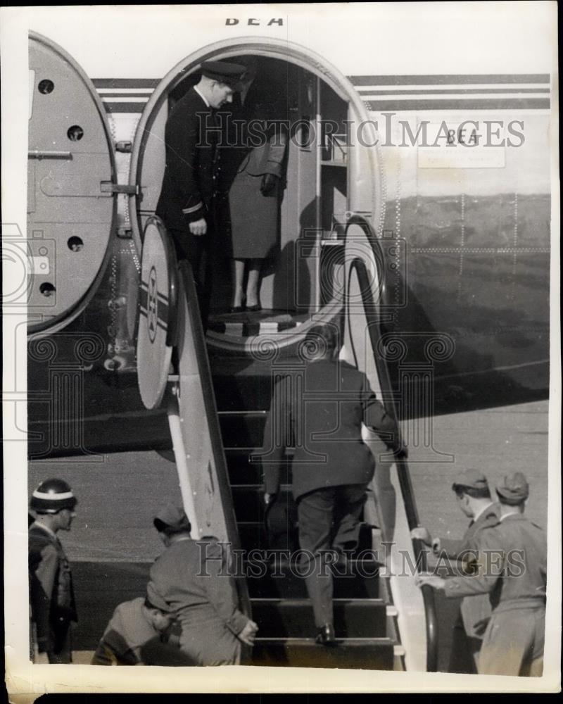 1957 Press Photo H.M. The Queen and the Duke of Edinburgh on plane - Historic Images