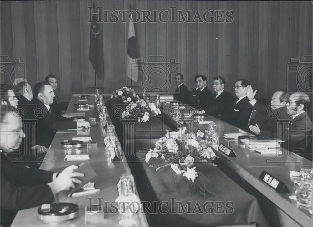 1976 Press Photo Japan Foreign Min And Soviet FM Talk At Tokyo Office - Historic Images