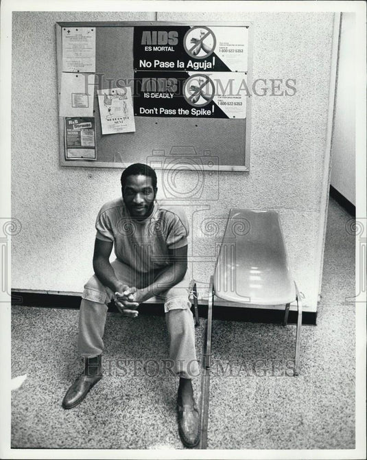 Press Photo Man sitting in a chair - Historic Images