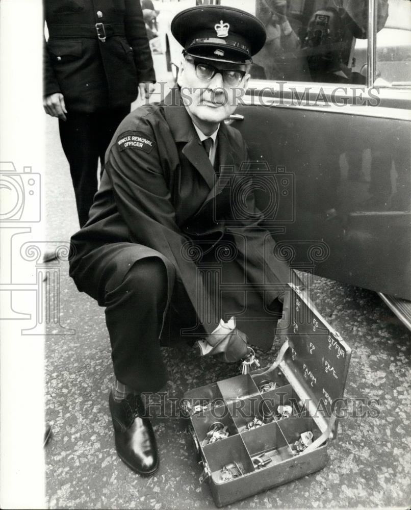 1968 Press Photo Eric Smeed, civilian vehicle removal officers, - Historic Images