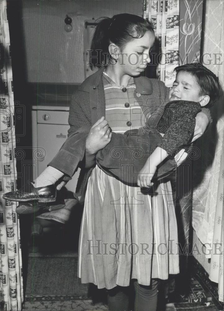 1962 Press Photo Resi Braun rescues brother from house with gas leak - Historic Images