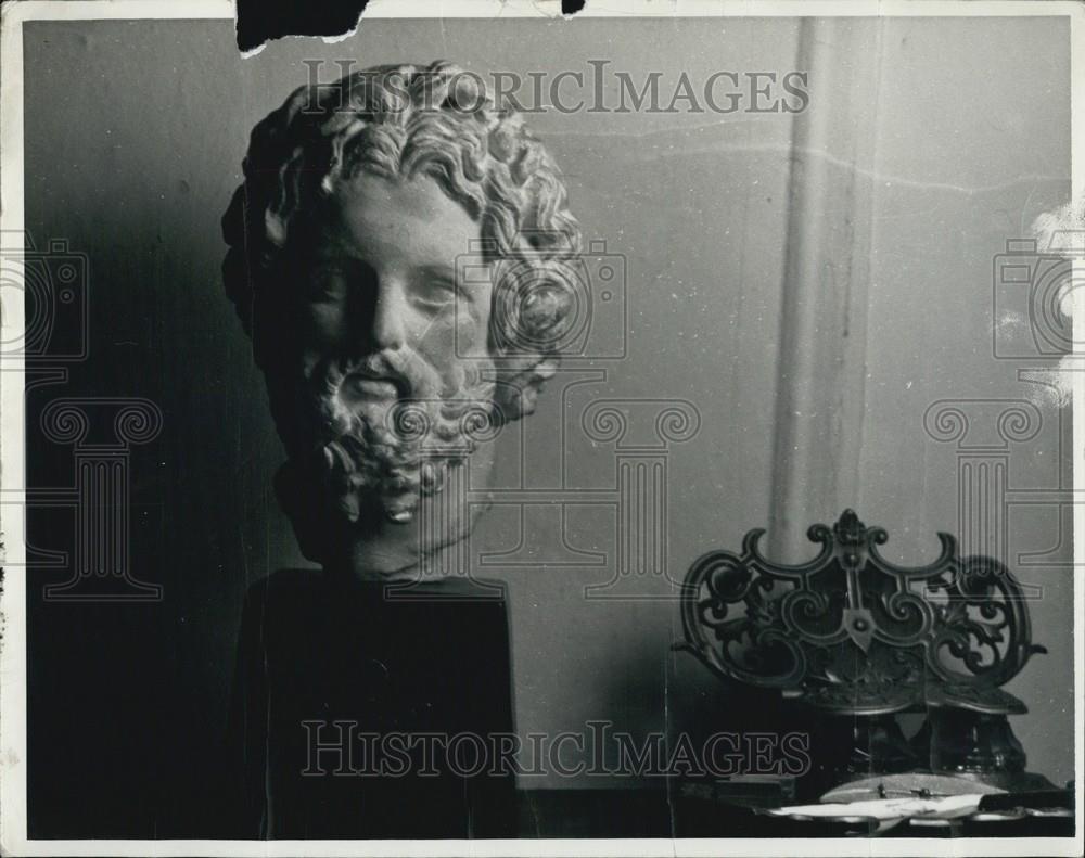 Press Photo Sculpture of a Head - Historic Images