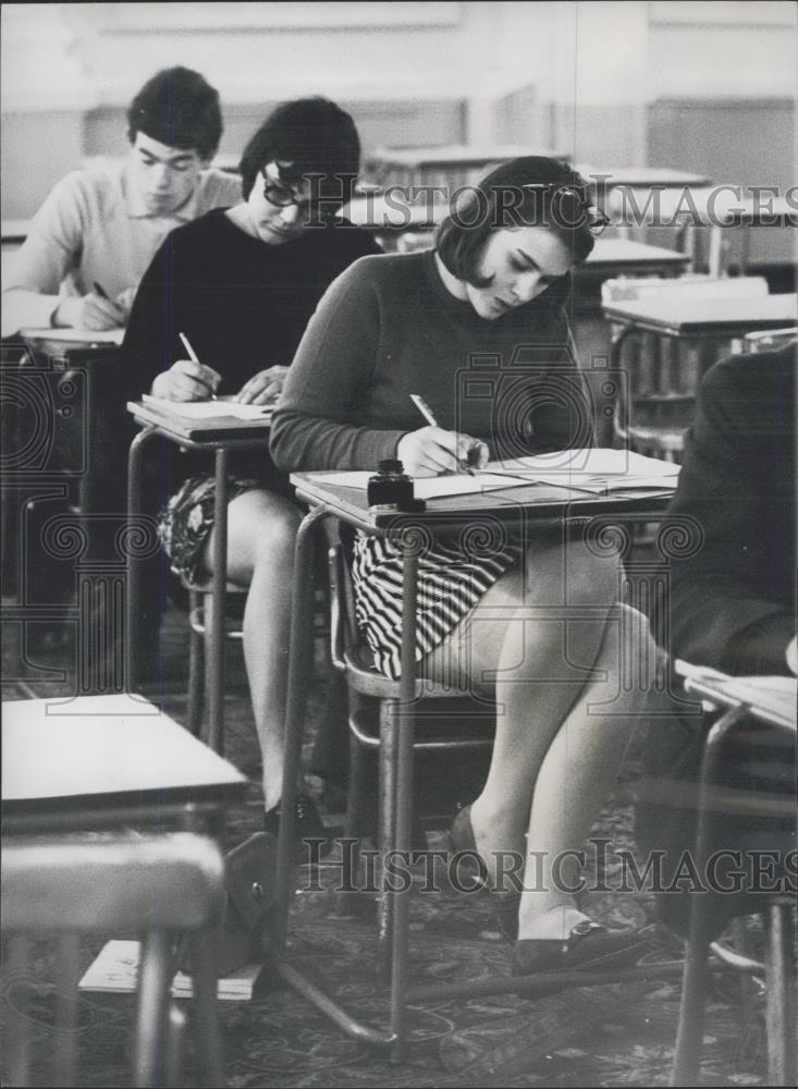 1966 Press Photo A hundreds students sat their exams in a hotel in London - Historic Images