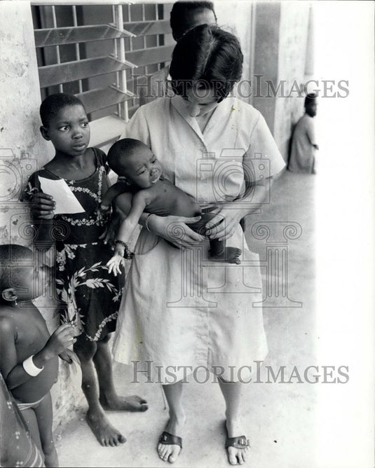 Press Photo Nurse Aids Refugees Children From Africa In Enugu IRC Center - Historic Images
