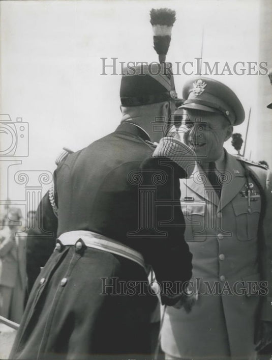 1953 Press Photo General Ridway's farewell homage to unknown soldier - Historic Images