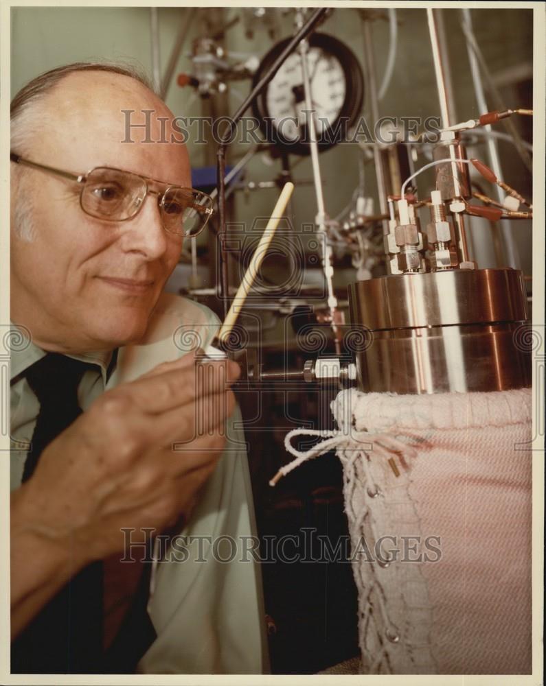 Press Photo A Man With A Machine - Historic Images