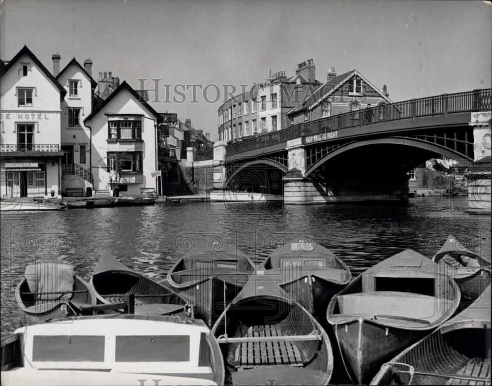 Press Photo Windsor Bridge spanning the Thames and looking towards Eton - Historic Images