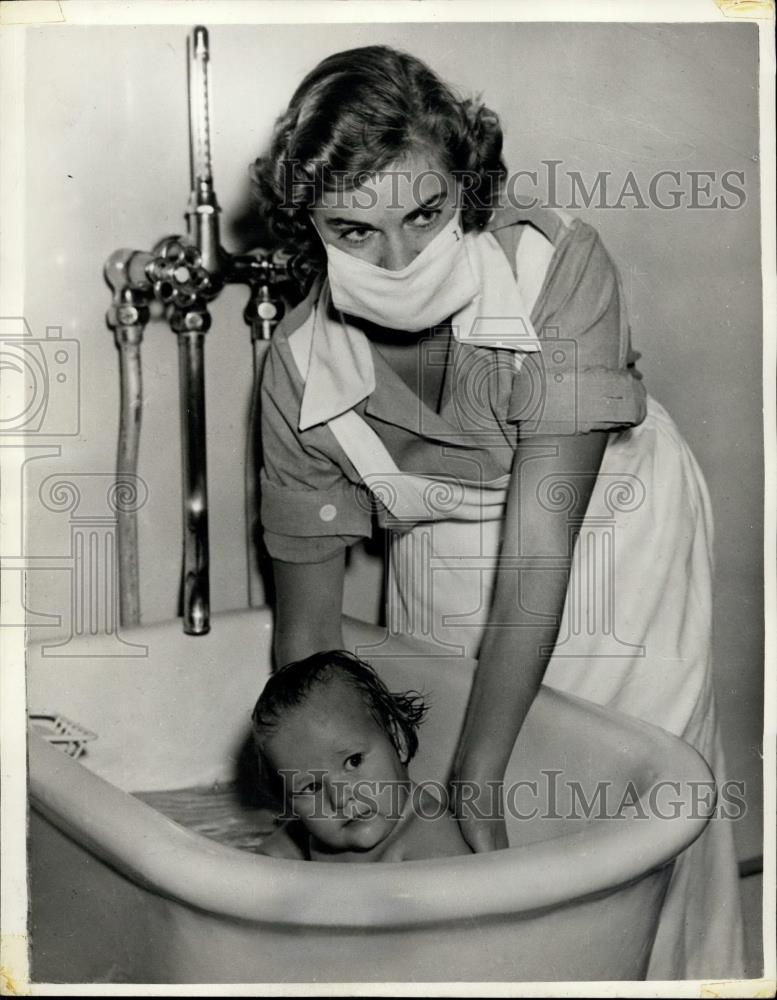 1958 Press Photo Princess Margaretha and a baby in bathtub - Historic Images