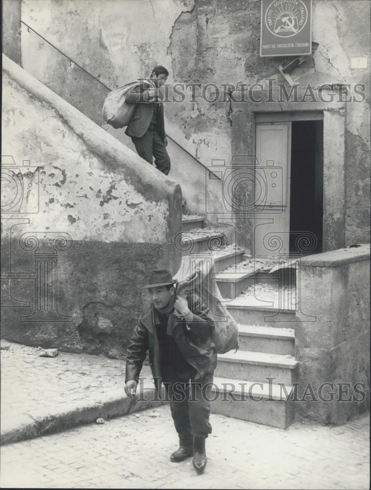 Press Photo Earthquake survivors in Tuscania,Italy - Historic Images