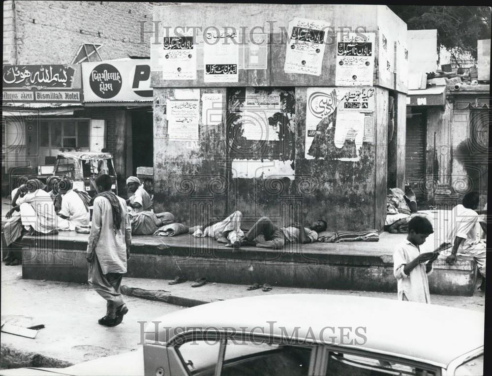 1969 Press Photo Karachi - Workers sleeping outside a held in Karachi street - Historic Images