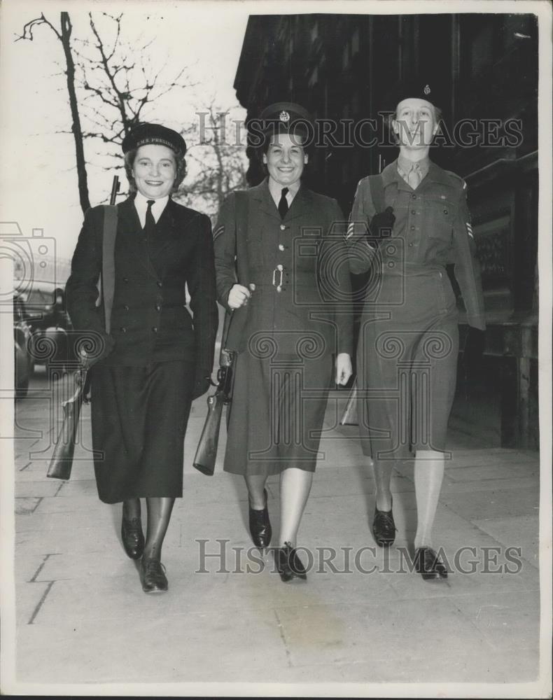 1953 Press Photo Women&#39;s Inter-Service Rifle Shooting Match,Wrens -Wraf - Wrac: - Historic Images