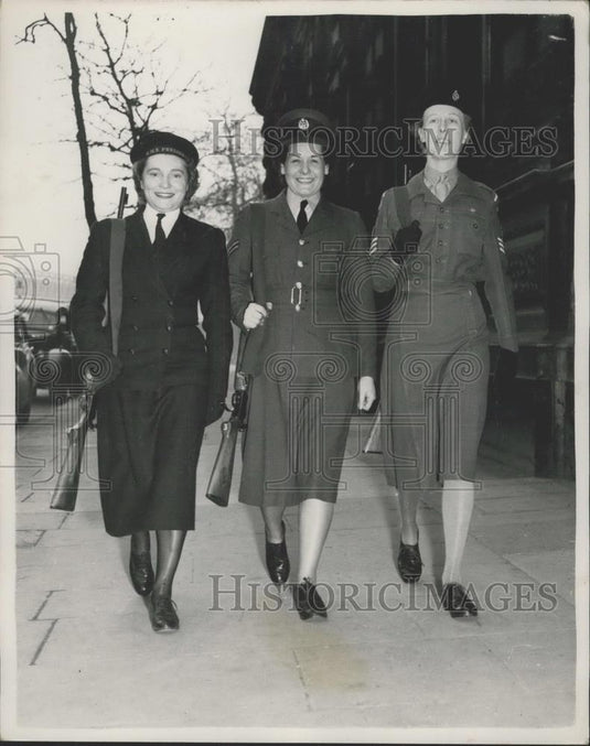 1953 Press Photo Women's Inter-Service Rifle Shooting Match,Wrens -Wraf - Wrac: - Historic Images