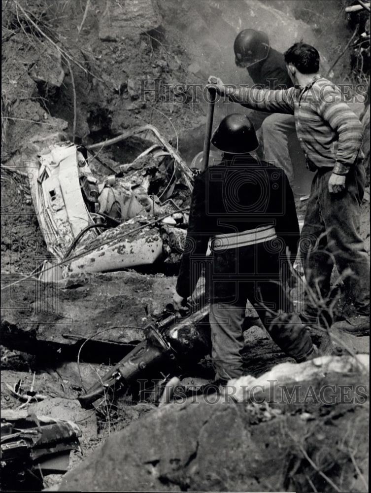 1969 Press Photo Car Wreckage Landslide Crash - Historic Images