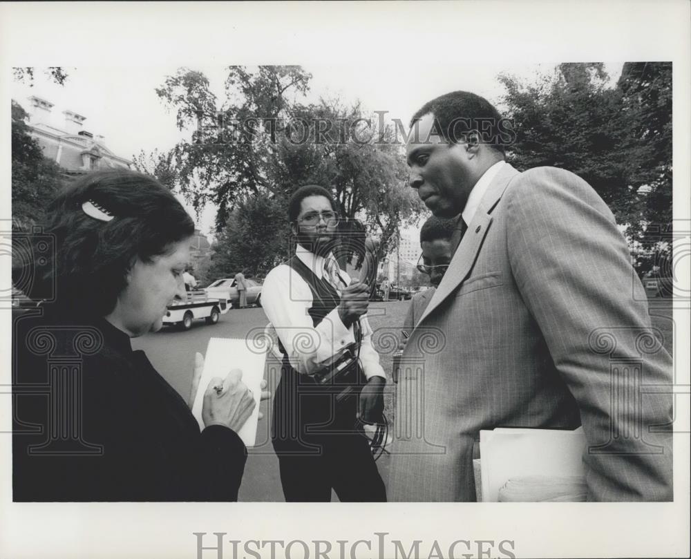 1977 Press Photo Vernon Jordan interviewed by UPI Correspondent Helen Thomas - Historic Images