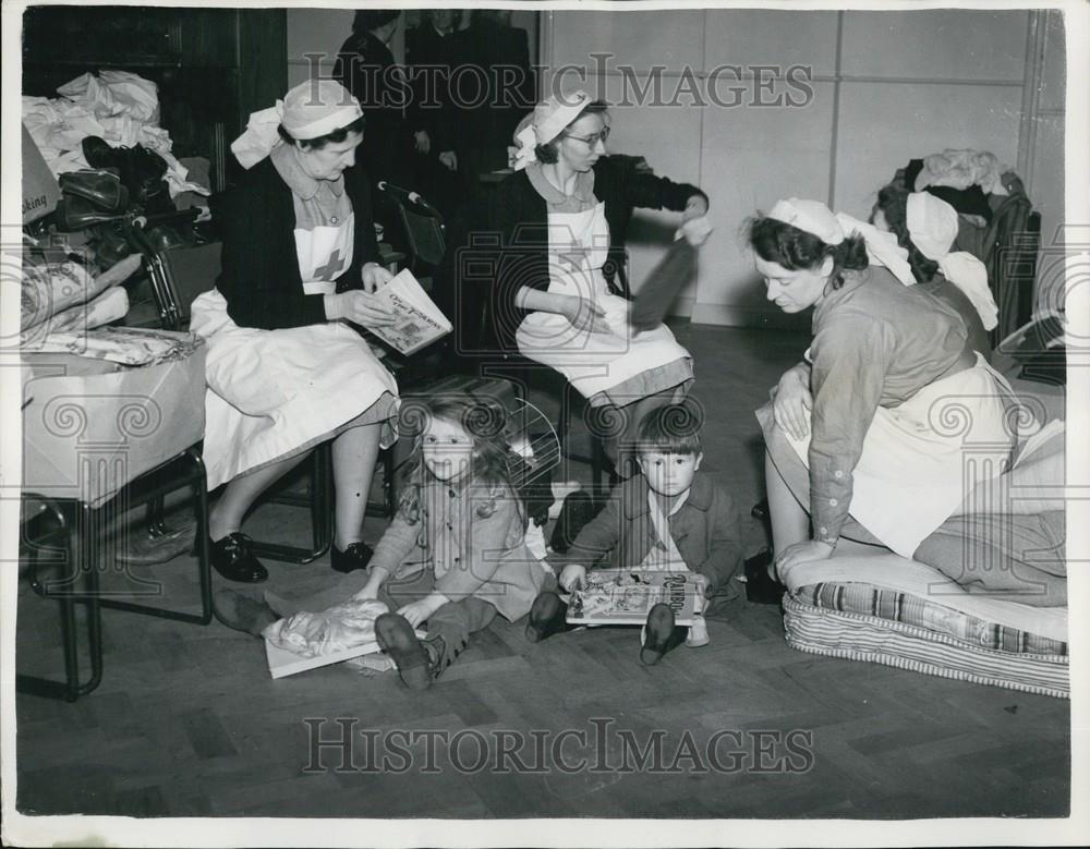 1953 Press Photo Eva Sawpe,brother Billy at the Glecton Red Cross Headquarters - Historic Images