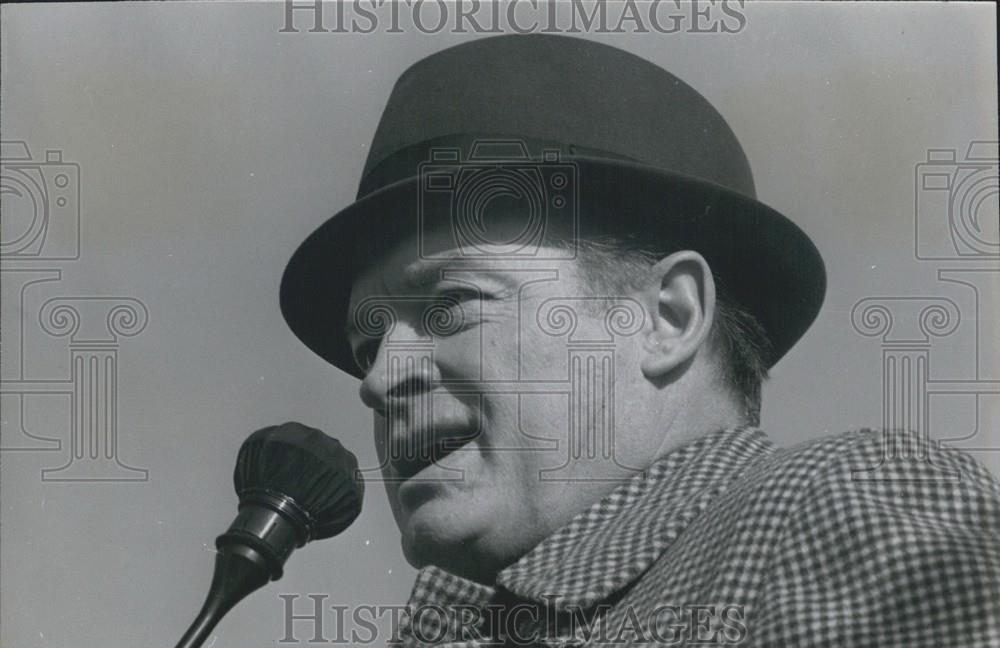 Press Photo Bob Hope wisecracks to the serviceman at their open air show in Japa - Historic Images