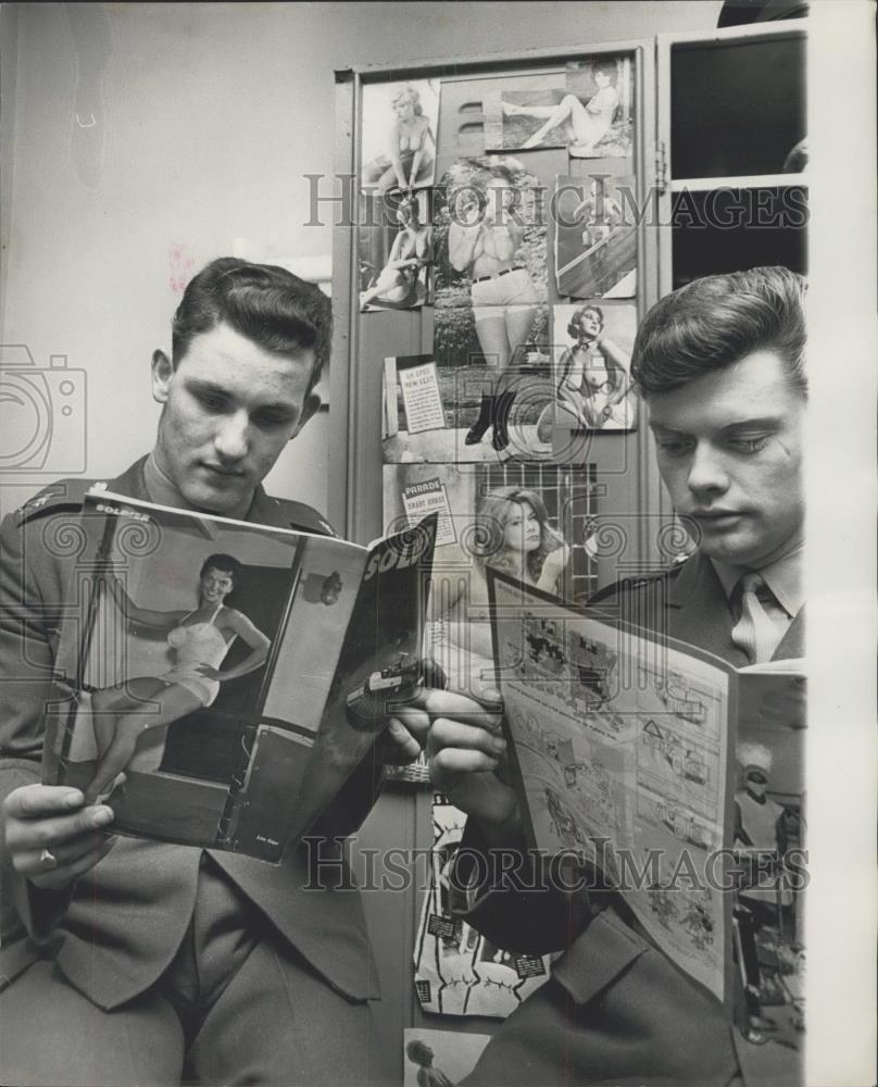 1966 Press Photo At Chelsea barracks, soldiers read magazines - Historic Images