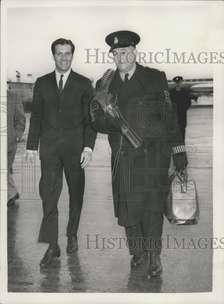 1958 Press Photo Actor Hugh O&#39;Brien an a Police Sgt - Historic Images